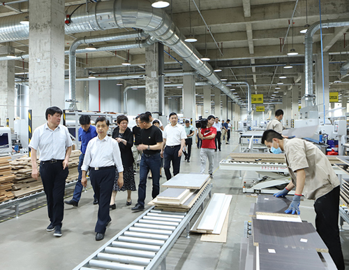  安徽省人大常委會委員、財經工委主任張萬方一行蒞臨易高家居調研指導