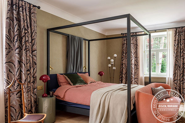 全屋定制家具哪些設計不可?。恳赘呒揖臃治? /></p>
<p><o:p></o:p></p>
<p>二、小短腿的家具不可以選<o:p></o:p></p>
<p>帶一點腿的家具很好看，可用許多設計風格的家居裝修，可是一點點腿的家具，每一次打掃的情況下，都需要虔心對他跪下，累積灰塵，打掃起來一點也不便捷；要想帶腿的家具最少要間距路面十公分朝上，滲透性好，便捷智能掃地機的出入，整潔沒留灰塵。</p>
<p><img src=